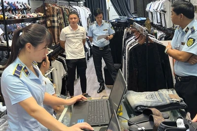 Lực lượng Quản lý thị trường thành phố Hải Phòng xử phạt một cửa hàng thời trang kinh doanh quần áo giả mạo nhãn hiệu trên mạng xã hội.