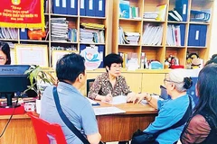 Bà Hoàng Thị Lợi tư vấn về pháp luật cho người dân trên địa bàn.