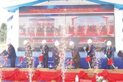 Các đại biểu thực hiện nghi thức khởi công Dự án Nhà máy cấp nước Chiềng Dong.