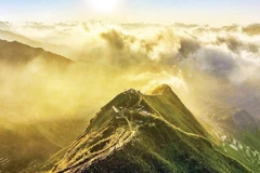 Những con đường mòn mỏng như sống dao mang lại cảm giác trải nghiệm đầy thử thách.