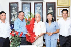 Phó Bí thư Thường trực Thành ủy Hà Nội Nguyễn Văn Phong thăm, tặng quà cựu đoàn viên Đoàn Thanh niên cứu quốc thành Hoàng Diệu Nguyễn Tiến Hà nhân 80 năm Cách mạng Tháng Tám và Quốc khánh 2/9. (Ảnh QUANG THÁI)