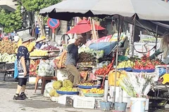 Nhiều tiểu thương bày bán, kinh doanh ngay trên vỉa hè, lòng đường.
