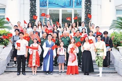 Các giảng viên, sinh viên, cựu sinh viên Trường đại học Hà Nội thực hiện MV “Viết tiếp câu chuyện hòa bình” bằng 13 thứ tiếng.