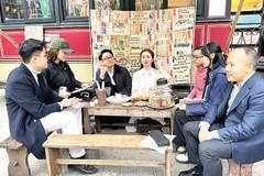 Khách du lịch đến với các trải nghiệm trong tour Chạm miền ký ức.