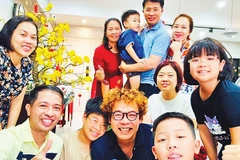 Không khí đầm ấm ngày Tết với những nụ cười hạnh phúc trong một gia đình tại Thành phố Hồ Chí Minh.