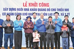 Đoàn công tác của tuổi trẻ Thủ đô cùng đại diện các đơn vị và gia đình em Ly Xá Cà khởi công xây dựng ngôi nhà “Khăn quàng đỏ” tại thôn Lao Chải (xã Y Tý, tỉnh Lào Cai).