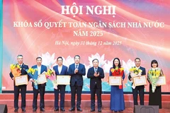 Lãnh đạo Ủy ban nhân dân thành phố Hà Nội trao bằng khen, tặng các tập thể ngành Tài chính thành phố đã hoàn thành xuất sắc nhiệm vụ năm 2025.