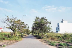 Dự án xây dựng hạ tầng kỹ thuật Khu tái định cư Long Bửu (giai đoạn 2 - Tiểu khu 2) phục vụ tái định cư dự án Đường sắt tốc độ cao Bắc- Nam xây dựng 10 năm nay nhưng vẫn còn dở dang. (Ảnh HƯƠNG MỸ)