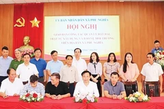 Các cơ sở thôn ký cam kết phối hợp với Ủy ban nhân dân xã Phú Nghĩa trong thực hiện công tác quản lý đất đai, trật tự xây dựng, bảo vệ môi trường.