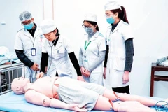 Hướng dẫn sinh viên học tập tại Trung tâm mô phỏng và huấn luyện kỹ năng (Trường đại học Y Dược Thái Bình).