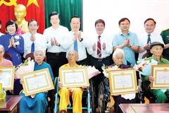 Bà Nguyễn Thị Đại (thứ 2, từ phải sang), cùng các đảng viên lão thành nhận Huy hiệu 80 năm tuổi đảng.
