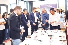 Các chuyên gia của Hiệp hội cà-phê đặc sản thế giới thưởng thức và đánh giá cà-phê đặc sản tỉnh Đắk Lắk.