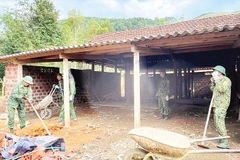 Các "đội thợ xây không đồng" của Bộ đội Biên phòng Hà Tĩnh đảm nhiệm xây nhà mới cho những hộ dân gặp khó khăn về nhà ở. (Ảnh: NGÔ TUẤN)