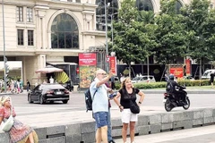 Khách du lịch nước ngoài tham quan khu vực trung tâm Thành phố Hồ Chí Minh.