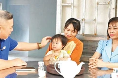 Đồng bào dân tộc thiểu số xã Bù Đăng, tỉnh Đồng Nai vui mừng được hỗ trợ nhà mới.