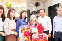Chủ tịch Ủy ban nhân dân Thành phố Hồ Chí Minh Nguyễn Văn Được thăm gia đình người có công trên địa bàn thành phố.
