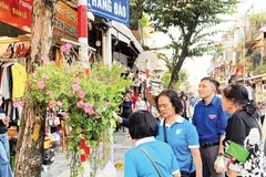 Người dân phường Hoàn Kiếm tích cực trang trí đường phố.