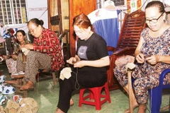 Nghề may bóng da tạo việc làm ổn định cho lao động nữ nông thôn.