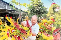 Nghệ nhân tạo dáng cây quất thành hình rồng độc đáo phục vụ thị trường Tết.
