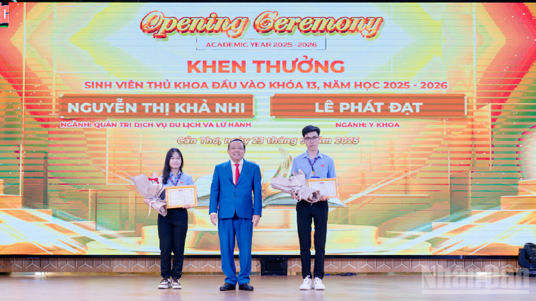 Nhà trường vinh danh khen thưởng thủ khoa đầu vào khóa 13, năm học 2025-2026 cho tân sinh viên Nguyễn Thị Khả Nhi và Lê Phát Đạt. ndo_br_thiet-ke-chua-co-ten-1.png