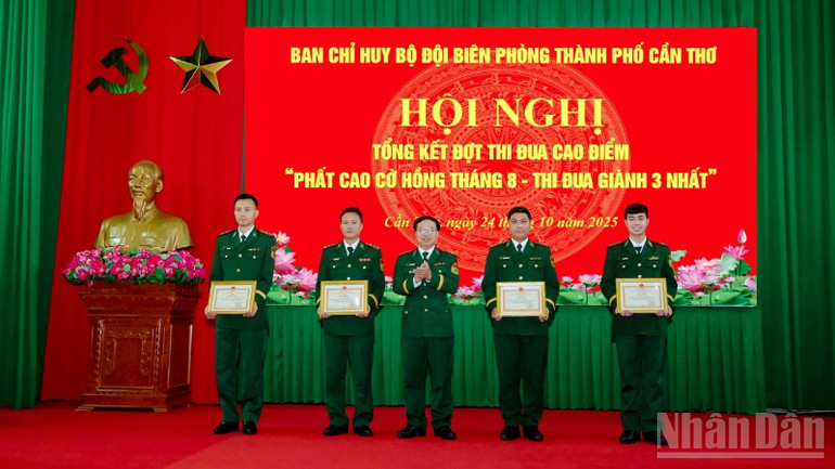 Đại tá Hà Huy Trường, Phó Chính ủy Bộ đội Biên phòng thành phố Cần Thơ trao giấy khen cho các tập thể có thành tích xuất sắc trong thực hiện đợt thi đua cao điểm “Phất cao cờ hồng Tháng Tám-Thi đua giành 3 nhất”. ndo_br_thiet-ke-chua-co-ten-1-3569.png