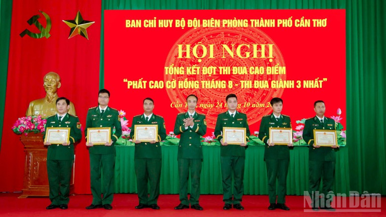 Thượng tá Nguyễn Thanh Đừng, Phó Chỉ huy trưởng Tham mưu trưởng Bộ đội Biên phòng thành phố Cần Thơ trao giấy khen cho các cá nhân có thành tích xuất sắc trong thực hiện đợt thi đua cao điểm. ndo_br_thiet-ke-chua-co-ten-2.png