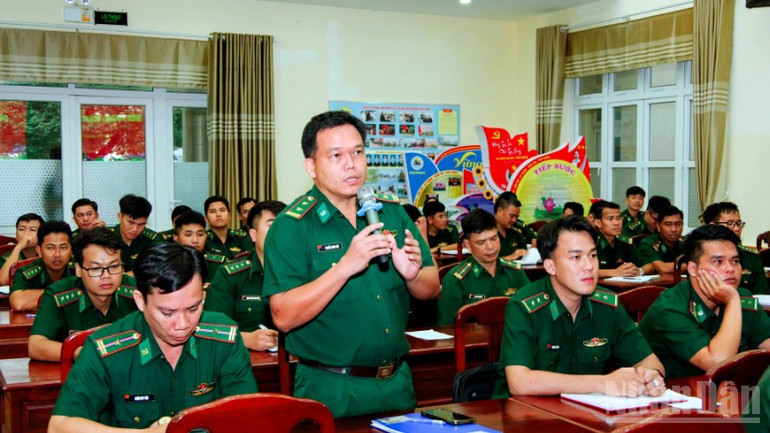Cán bộ, chiến sĩ đóng góp ý kiến tại buổi đối thoại. ndo_br_thiet-ke-chua-co-ten-1.png