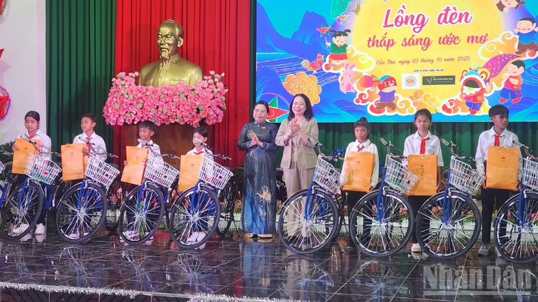 Phó Chủ tịch nước Võ Thị Ánh Xuân trao quà Tết Trung thu cho 60 trẻ em có hoàn cảnh đặc biệt khó khăn. ndo_br_thiet-ke-chua-co-ten-3.png