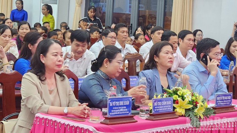 Phó Chủ tịch nước Võ Thị Ánh Xuân đến dự Đêm hội trăng rằm tại xã Long Phú, thành phố Cần Thơ. ndo_br_thiet-ke-chua-co-ten-1-1514.png