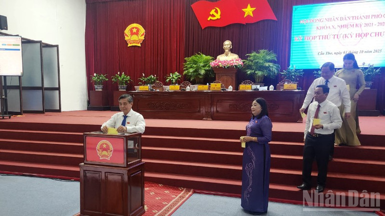 Đoàn Chủ tịch bỏ phiếu bầu Chủ tịch Ủy ban nhân dân thành phố Cần Thơ. ndo_br_thiet-ke-chua-co-ten-1-1035.png