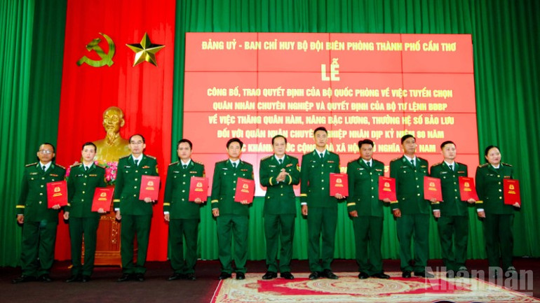 Đại tá Huỳnh Thanh Hùng, Chính ủy Bộ đội Biên phòng thành phố Cần Thơ trao quyết định nâng lương, thăng quân hàm cho các đồng chí Quân nhân chuyên nghiệp. ndo_br_thiet-ke-chua-co-ten-1.png