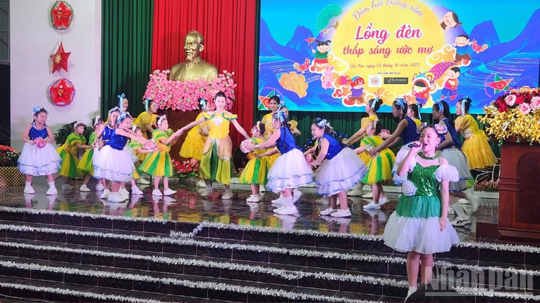 Tiết mục văn nghệ của các em Nhà Văn hóa thiếu nhi Ninh Kiều trình diễn. ndo_br_thiet-ke-chua-co-ten-2-3976.png