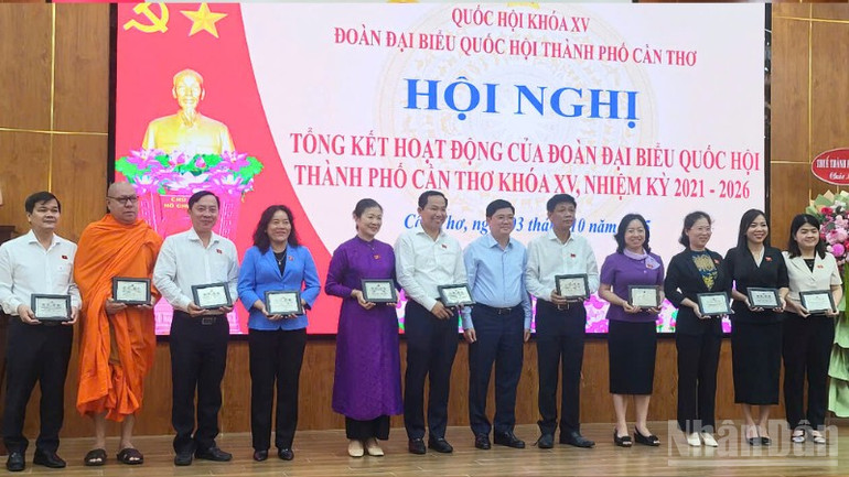 Đoàn Đại biểu Quốc hội thành phố Cần Thơ tặng quà lưu niệm cho các đại biểu. ndo_br_thiet-ke-chua-co-ten-1-7348.png