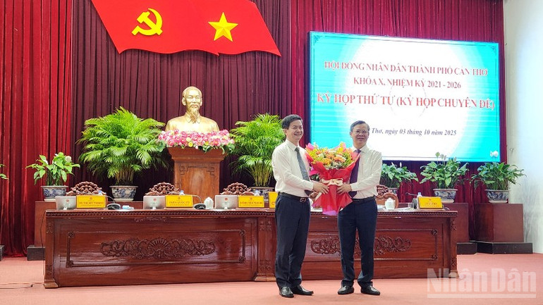 Đồng chí Lê Quang Tùng, Bí thư Thành ủy Cần Thơ (bên trái) tặng hoa chúc mừng tân Chủ tịch Ủy ban nhân dân thành phố Cần Thơ Trương Cảnh Tuyên. ndo_br_thiet-ke-chua-co-ten-2.png