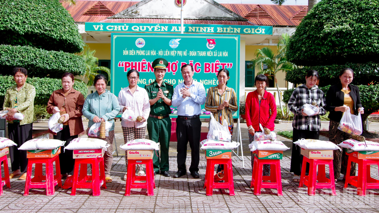 Tặng quà cho các hộ gia đình có hoàn cảnh khó khăn ndo_br_thiet-ke-chua-co-ten-3-9053.png
