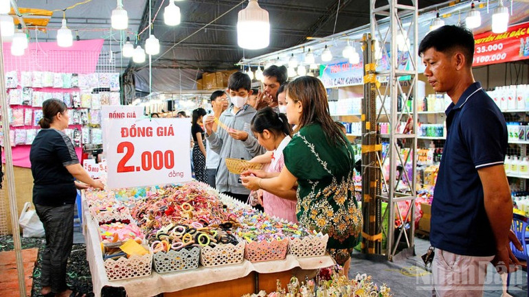 Du khách tham quan các gian hàng tại hội chợ. ndo_br_thiet-ke-chua-co-ten-1.png