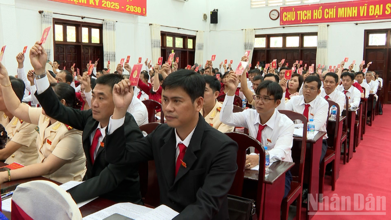 Các đại biểu biểu quyết thông qua Nghị quyết đại hội Đảng bộ xã Tân Hòa, thành phố Cần Thơ. ndo_br_thiet-ke-chua-co-ten-2.png