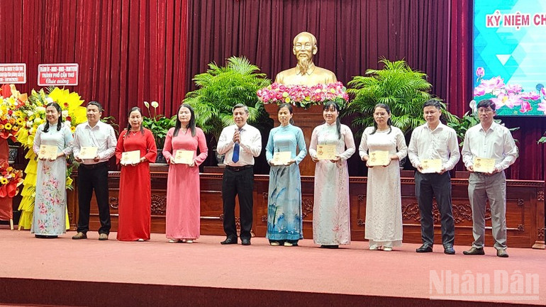 Cán bộ, công chức Văn phòng Thành ủy Cần Thơ được tặng kỷ niệm chương vì sự nghiệp Văn phòng cấp ủy ndo_br_thiet-ke-chua-co-ten-1.png