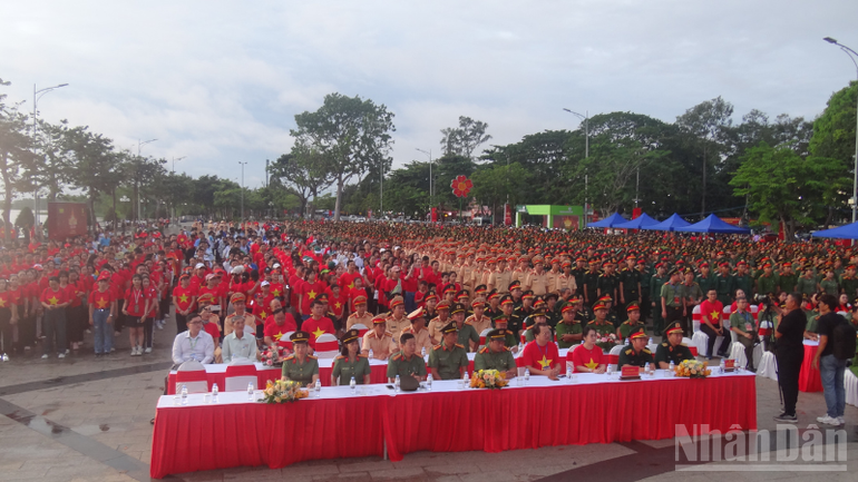Các đại biểu tham gia hưởng ứng hoạt động “Cùng Việt Nam tiến bước”. ndo_br_thiet-ke-chua-co-ten-3.png