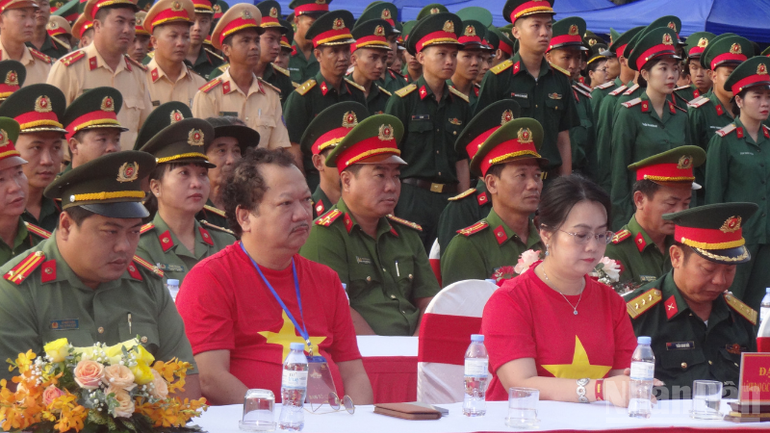 Các đại biểu tham gia hưởng ứng hoạt động “Cùng Việt Nam tiến bước”. ndo_br_thiet-ke-chua-co-ten-2.png