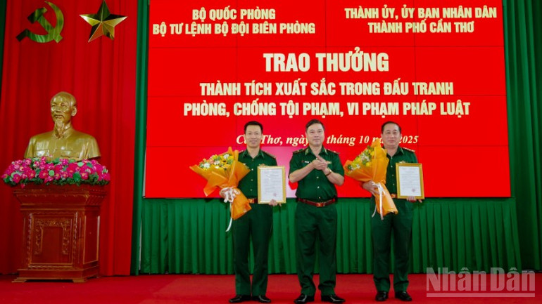 Thiếu tướng Trần Ngọc Hữu, Phó Tư lệnh Bộ đội Biên phòng trao thưởng nóng cho thành phố Cần Thơ và tỉnh Vĩnh Long. ndo_br_thiet-ke-chua-co-ten-1.png