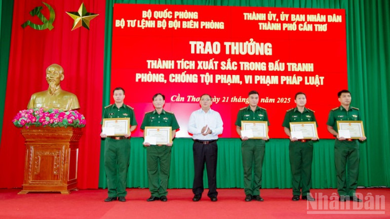 Ông Trần Chí Hùng, Phó Chủ tịch Ủy ban nhân dân thành phố Cần Thơ trao Bằng khen cho các tập thể. ndo_br_thiet-ke-chua-co-ten-2.png