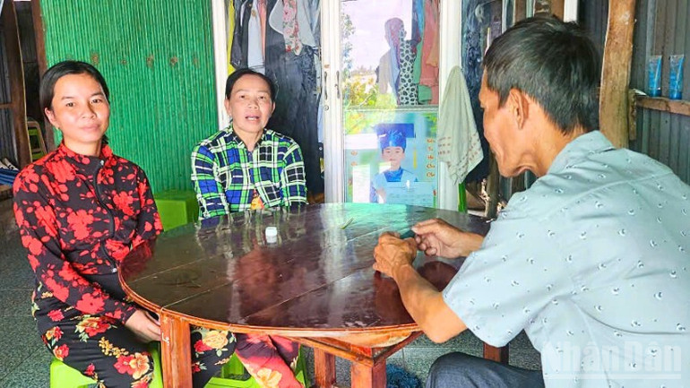 Chính quyền địa phương hướng dẫn chị Trần Thị Cẩm Tú ở ấp 6, xã Vị Thủy với mô hình chăn nuôi, sau một vụ đã thoát nghèo. ndo_br_thiet-ke-chua-co-ten-2.png