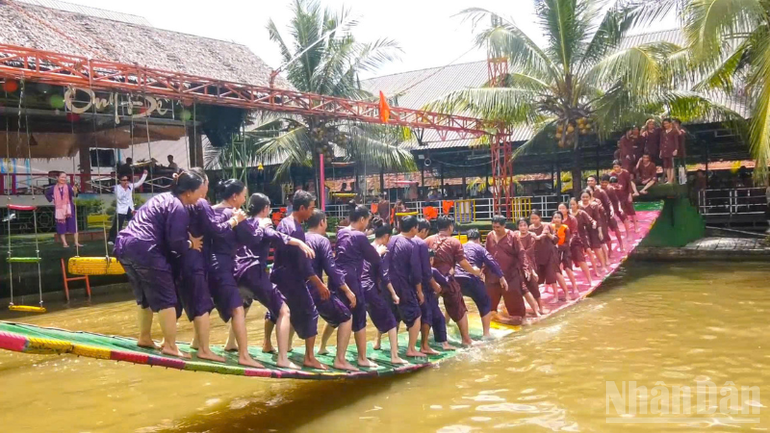 Les touristes découvrent l'expérience du village écotouristique d'Ong De. ndo_br_thiet-ke-chua-co-ten2.png