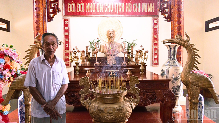 Ông Tư Thống vẫn ngày ngày đến thực hiện công việc của mình mà bao năm gắn bó với Đền thờ. ndo_br_thiet-ke-chua-co-ten.png