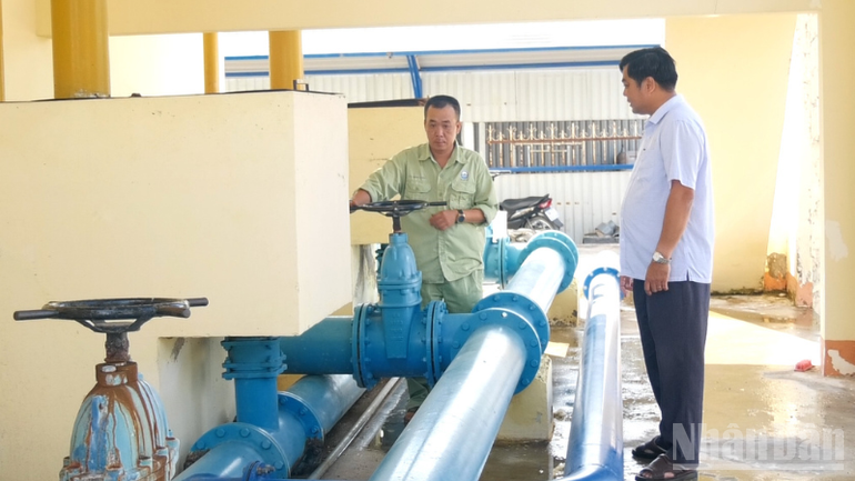 Công nhân vận hành hệ thống cấp nước đô thị tại thành phố Cần Thơ. ndo_br_thiet-ke-chua-co-ten.png