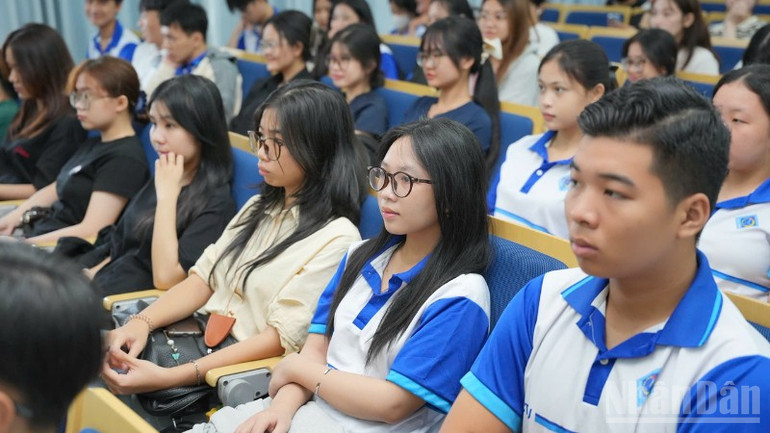 Các sinh viên Đại học Cần Thơ tham dự chương trình. ndo_br_thiet-ke-chua-co-ten-1.png