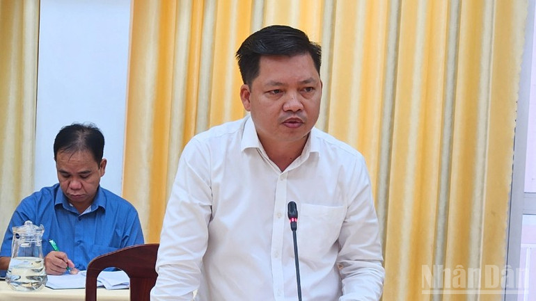 Ông Nguyễn Văn Cà Lơ Anh, Giám đốc Ban Quản lý dự án đầu tư xây dựng công trình dân dụng và công nghiệp thành phố Cần Thơ báo cáo tại buổi làm việc. ndo_br_thiet-ke-chua-co-ten-1.png