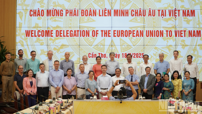 Phái đoàn EU chụp hình lưu niệm với lãnh đạo thành phố Cần Thơ. ndo_br_thiet-ke-chua-co-ten-3.png