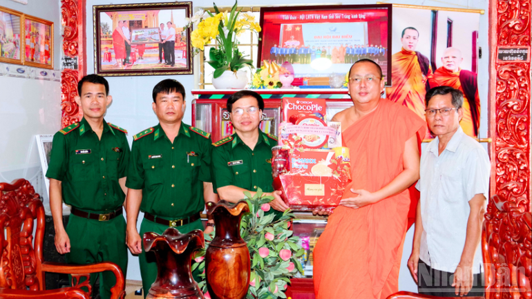 Đại tá Hà Huy Trường, Phó Chính ủy Bộ đội Biên phòng thành phố Cần Thơ thăm tặng quà các vị sư sãi chùa Đơm Pô, xã Trần Đề. ndo_br_thiet-ke-chua-co-ten-1.png